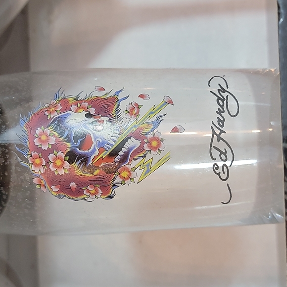Ed Hardy Martini Shaker Set - Includes Glass Shaker And Two Martini Glasses New - Picture 5 of 6